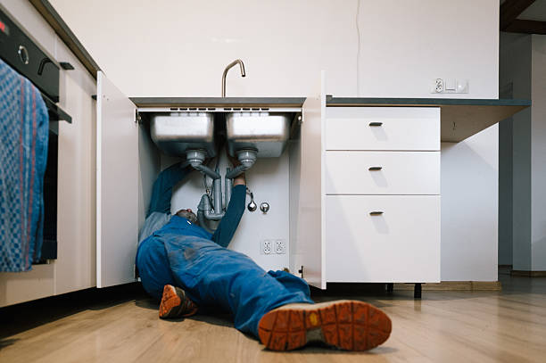 Professional Emergency Plumber technician working in Elkridge, MD